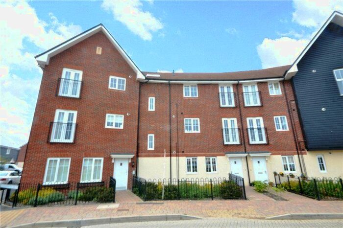 2 Bedroom Flat To Rent In Fulmar Crescent, Bracknell, Berkshire, RG12