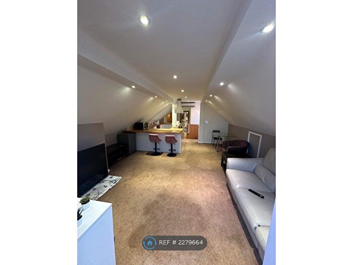 2 Bedroom Flat To Rent In Halls Road, Reading, RG30