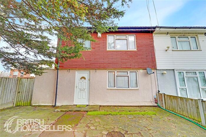 3 Bedroom Semi Detached House For Sale In Brook Avenue, Dagenham, RM10