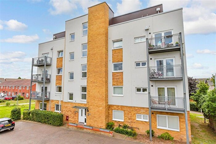 2 Bedroom Flat For Sale In Durrell Dene, Dartford, Kent, DA1