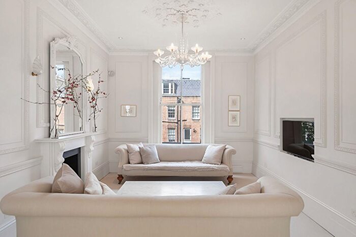 3 Bedroom Flat To Rent In Stafford Terrace, Kensington, W8