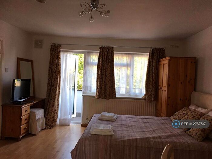 Studio To Rent In Hayes Crescent, London, NW11