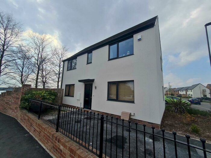 3 Bedroom House To Rent In Lake View, Doncaster, DN4