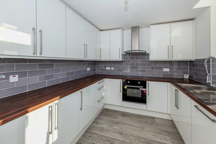 2 Bedroom Flat To Rent In Victoria Street, Windsor, SL4