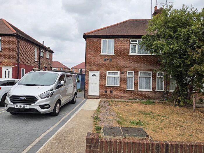 2 Bedroom Flat To Rent In Western Avenue, Perivale, UB6