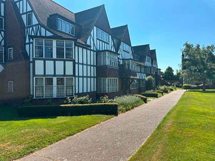 2 Bedroom Flat To Rent In Flat, Thanet Court, Queens Drive, London, W3