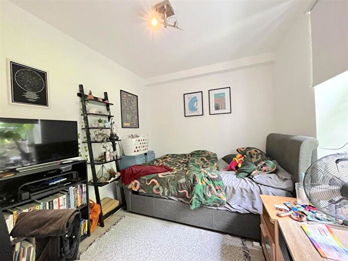 3 Bedroom Flat To Rent In Crescent Road, London, N8