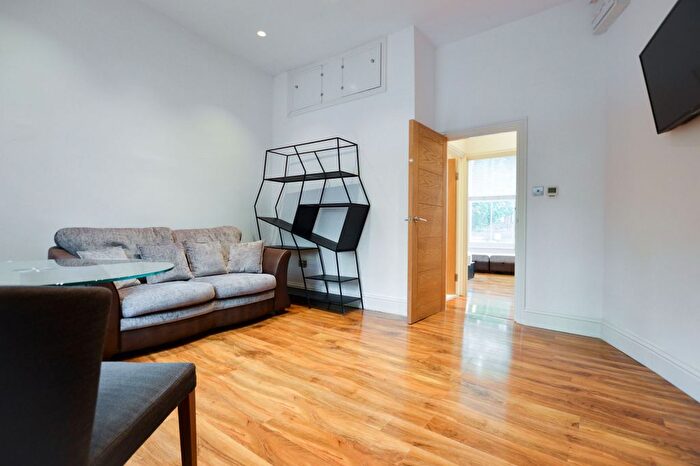 1 Bedroom Flat To Rent In Flat, Cornwall Crescent, Notting Hill, W11