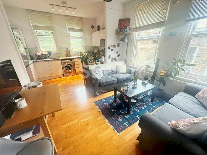 3 Bedroom Apartment To Rent In Cathcart Hill, London, N19