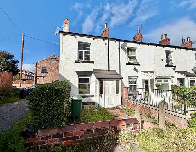 2 Bedroom Cottage For Sale In East View, Crossgates, Leeds, LS15