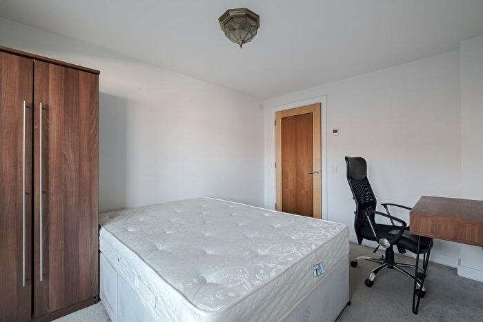 3 Bedroom Flat To Rent In Naoroji Street, London, WC1X