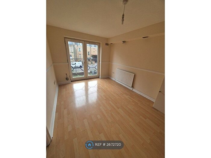 2 Bedroom Flat To Rent In Melville Court, London, SE8
