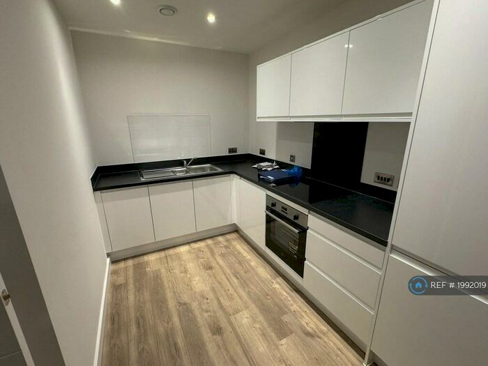 2 Bedroom Flat To Rent In Powdermill Close, New Malden, KT3