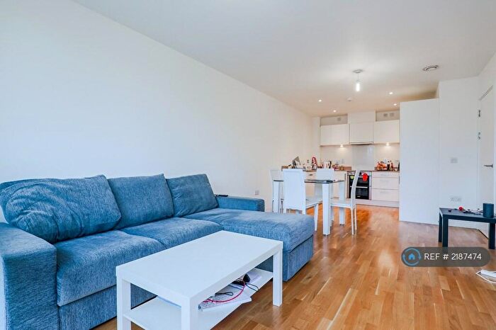 2 Bedroom Flat To Rent In Sculpture House, London, E1
