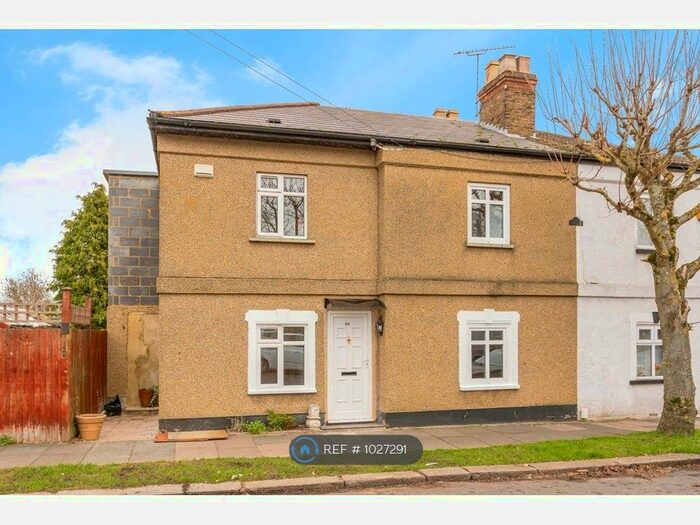 4 Bedroom Semi-Detached House To Rent In Trent Gardens, London, N14