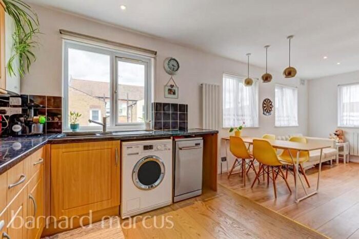 2 Bedroom Flat To Rent In Fallsbrook Road, Furzedown, SW16