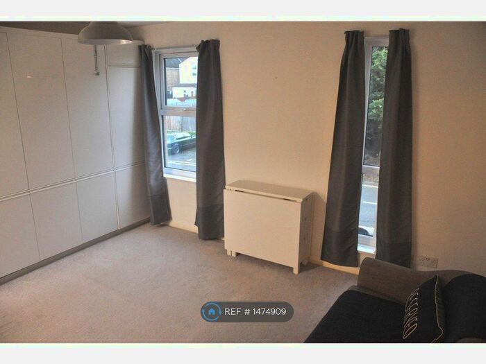 Studio To Rent In Shinners Close, London, SE25