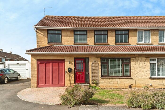 3 Bedroom Semi-Detached House For Sale In Nyland Road, Swindon, SN3