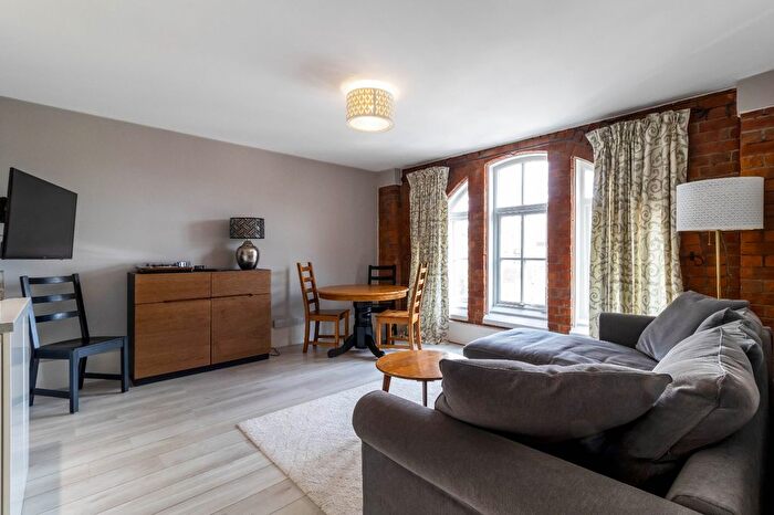 2 Bedroom Flat For Sale In Cheapside, Stroud, Gloucestershire, GL5