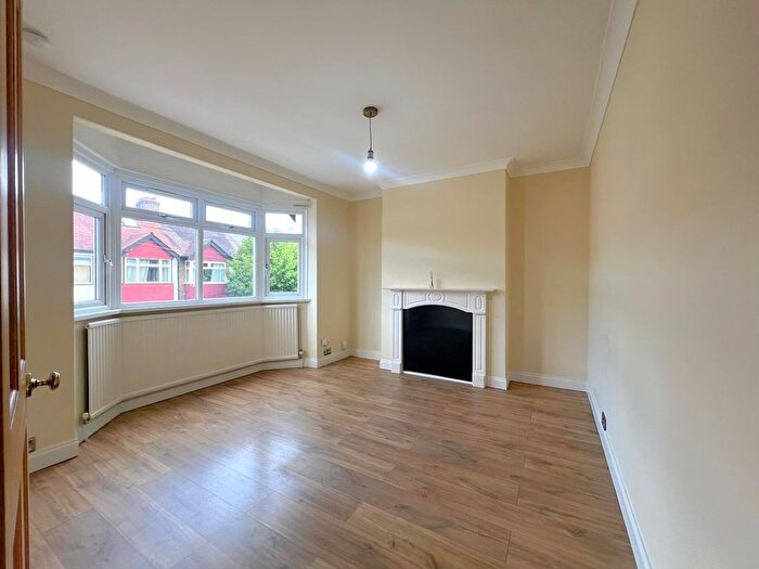 2 Bedroom Flat To Rent In Rothesay Avenue, SW20