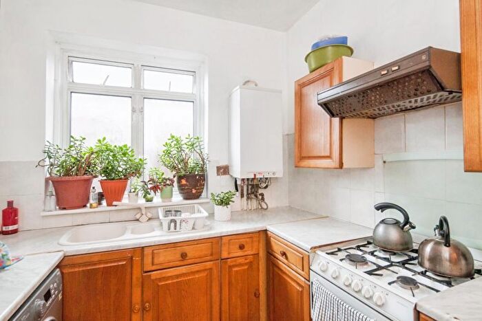 2 Bedroom Flat For Sale In Galpins Road, Thornton Heath, CR7