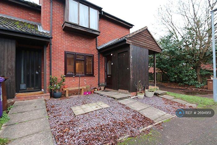 2 Bedroom Flat To Rent In Millstream Close, Hitchin, SG4