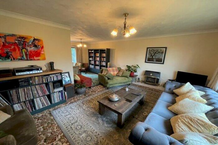 3 Bedroom Bungalow To Rent In Woodlands Park, Rhydaman, SA18