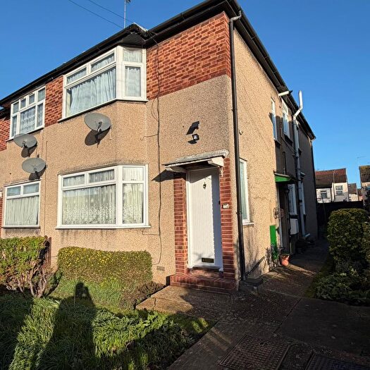 2 Bedroom Flat To Rent In Balfour Road, Southall, UB2