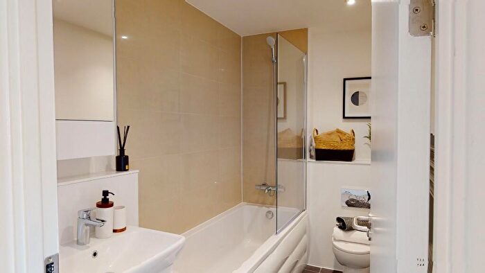2 Bedroom Apartment To Rent In Minerva Square, Glasgow, G3