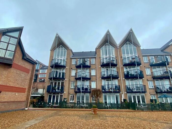 3 Bedroom Flat To Rent In Bridge House, Valetta Way Esplanade, Rochester, ME1