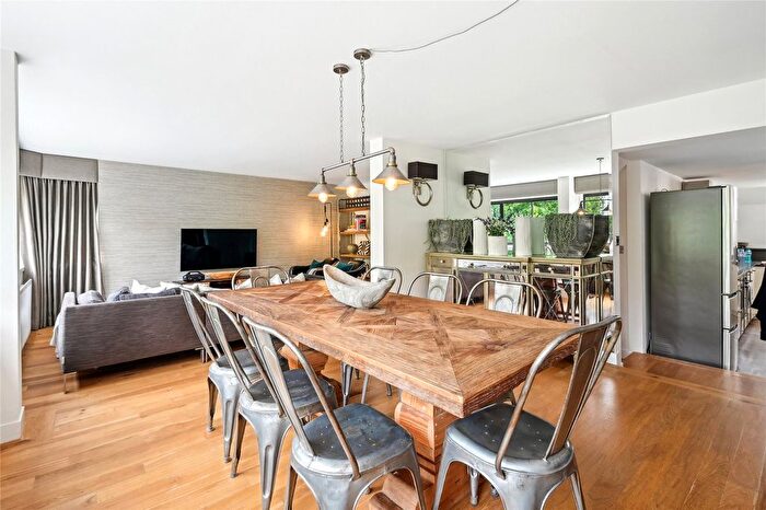 2 Bedroom Maisonette For Sale In Grosvenor Road, London, SW1V