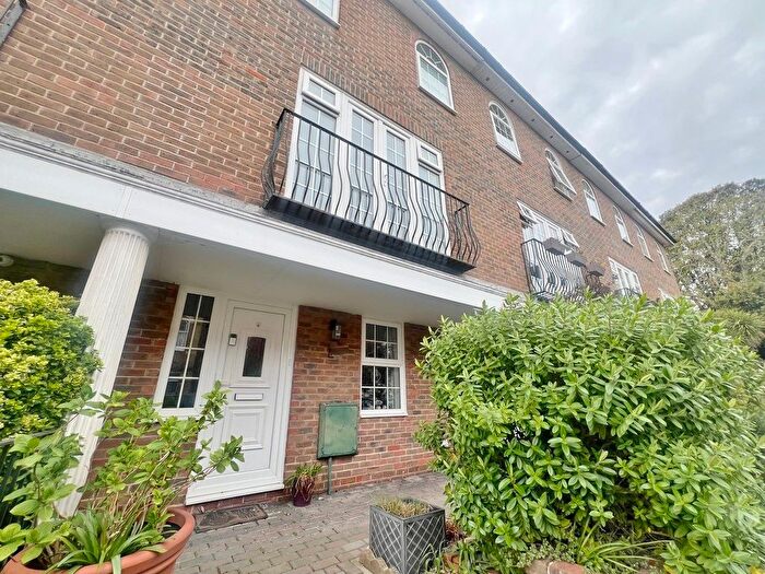 4 Bedroom Semi-Detached House To Rent In Queens Road, Gosport, PO12