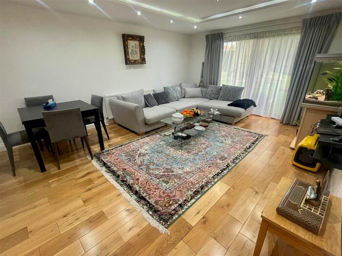 2 Bedroom Flat To Rent In Woodside Grove, London, N12