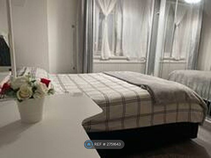 2 Bedroom Flat To Rent In Moore House, London, E1