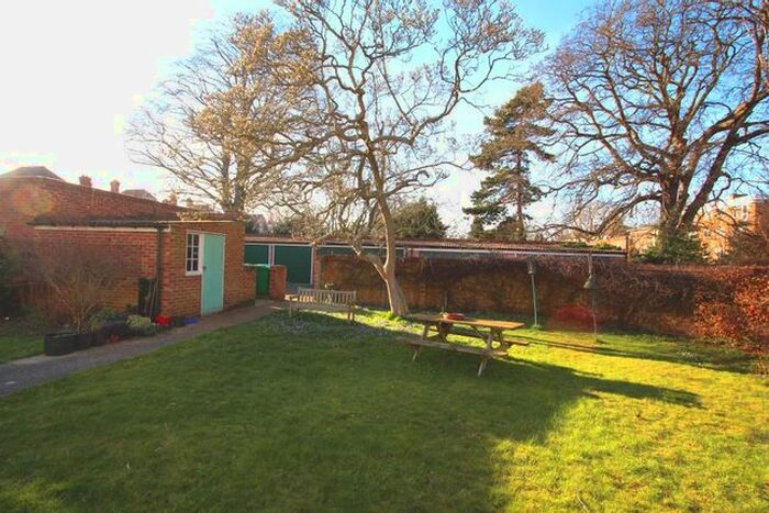 3 Bedroom Flat To Rent In Maple Road, Surbiton, KT6