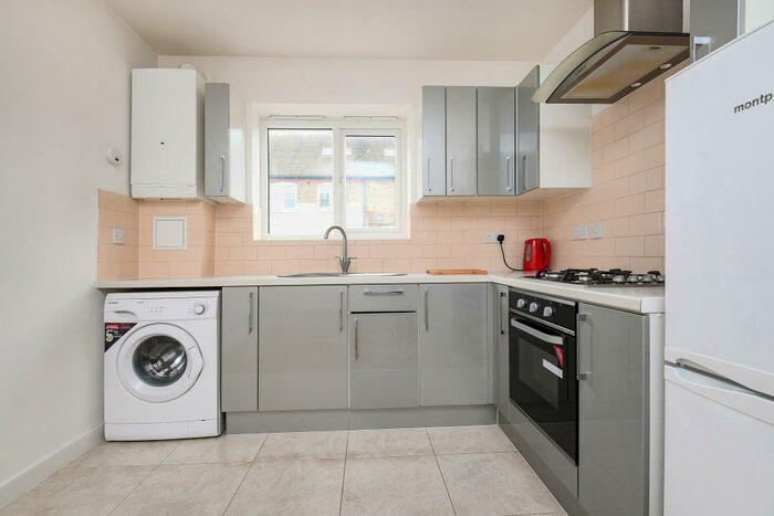 Flat To Rent In Homesdale Road, Bromley, BR1