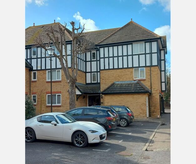 2 Bedroom Flat To Rent In Barnstable Road, Thorpe Bay, SS1