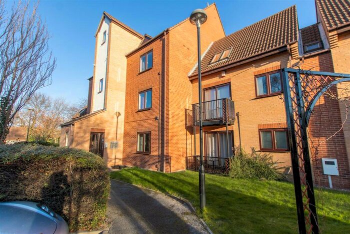 2 Bedroom Flat To Rent In Flamingo Court, Nottingham, NG7