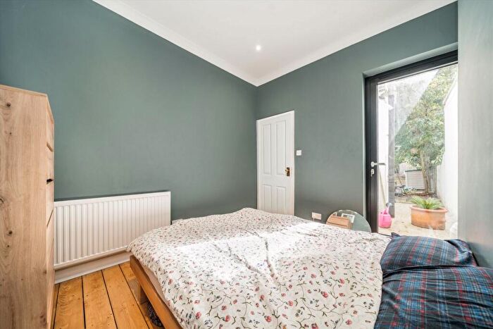 2 Bedroom Flat For Sale In Ickburgh Road, Clapton, E5