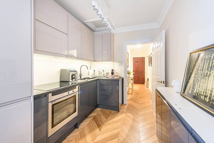 2 Bedroom Flat To Rent In Oakview Lodge, Golders Green, London, NW11