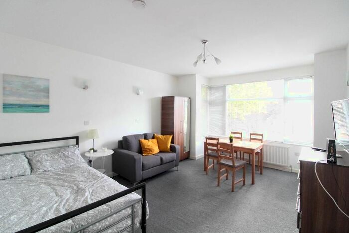 3 Bedroom Flat To Rent In Caledonian Road, London, N7