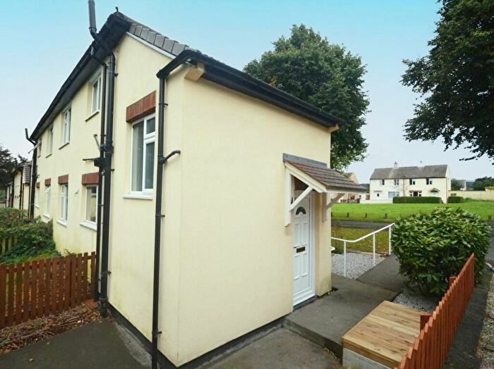 2 Bedroom Flat To Rent In Daw Royds, Huddersfield, HD5