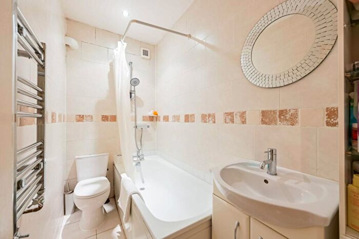2 Bedroom Flat For Sale In Tottenham Lane, Crouch End, London, N8