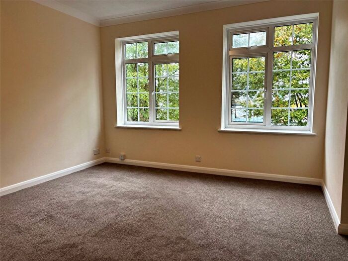 1 Bedroom Flat For Sale In Epsom Road, Leatherhead, Surrey, KT22
