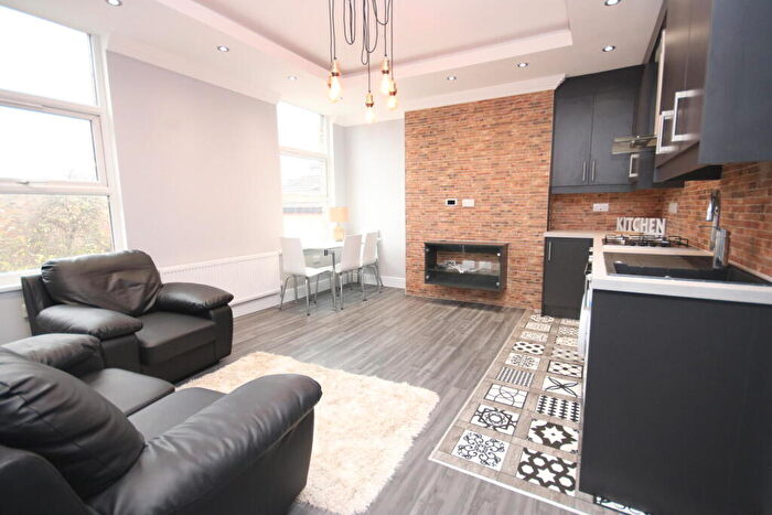 3 Bedroom Flat To Rent In B Brooke Road, Stoke Newington, N16