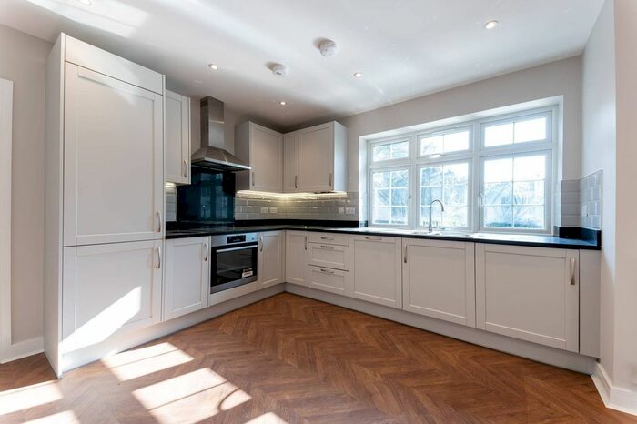 2 Bedroom Flat To Rent In High Street, Shepperton, TW17