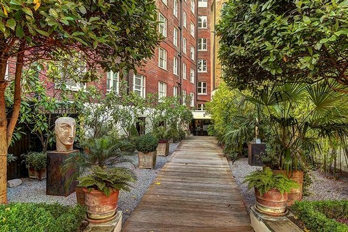 3 Bedroom Flat To Rent In Hill Street, London, W1J