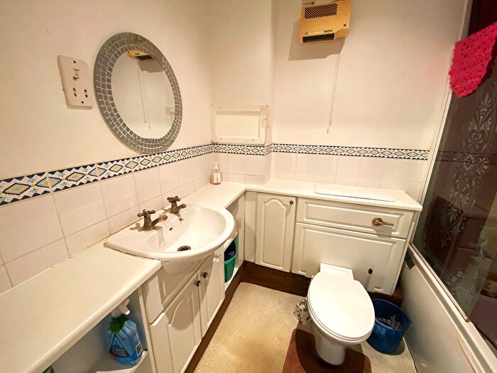 1 Bedroom Flat For Sale In High Street, Hounslow, TW3