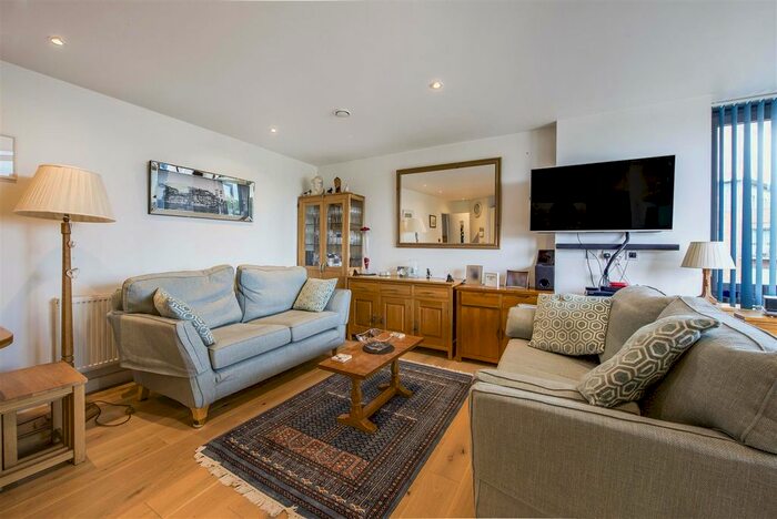 2 Bedroom Flat To Rent In London Road, Twickenham, TW1