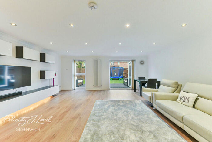 3 Bedroom Terraced House For Sale In Basevi Way, London, SE8